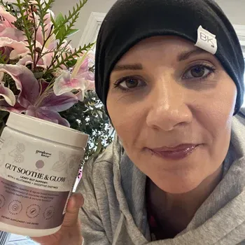 Keni holding her jar of Gut Soothe & Glow